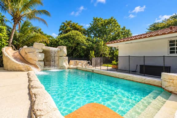 Hot-Tub, Pool, Golf, Pickleball, Basketball | Casa - Image 3